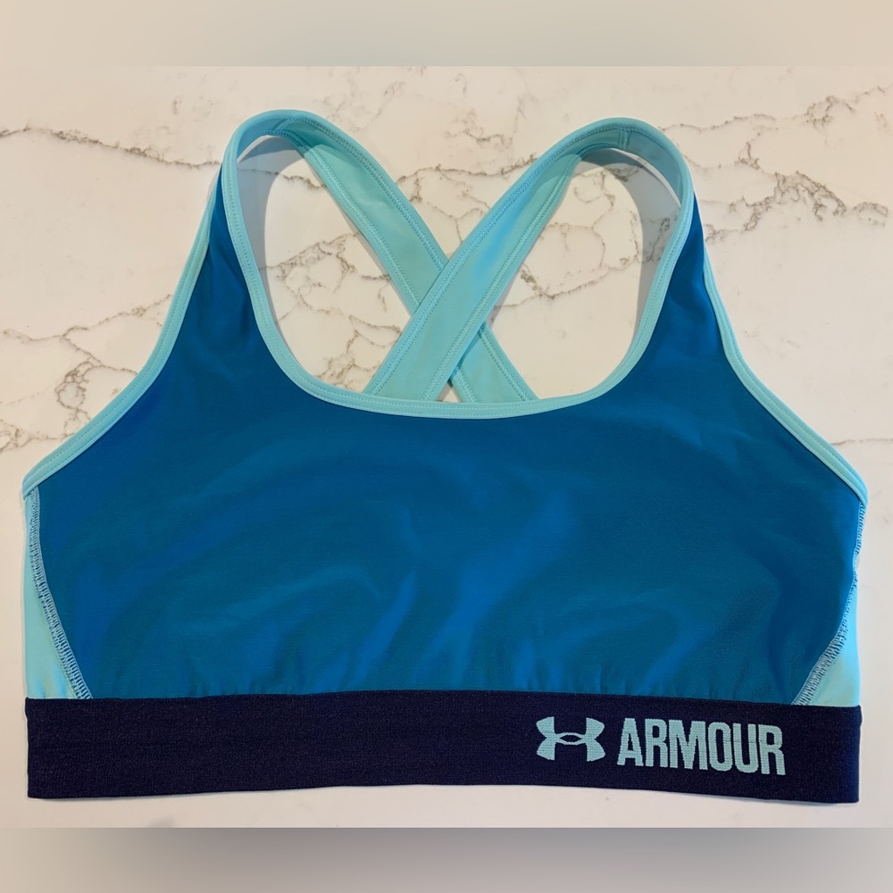 Under Armour sports bra 🏷️ Donating soon, make an offer!